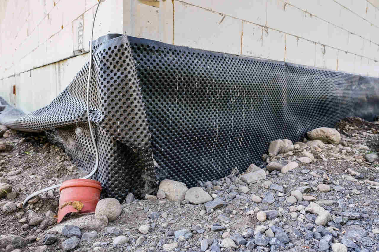 beyaz-duvara-uygulanan-drenaj